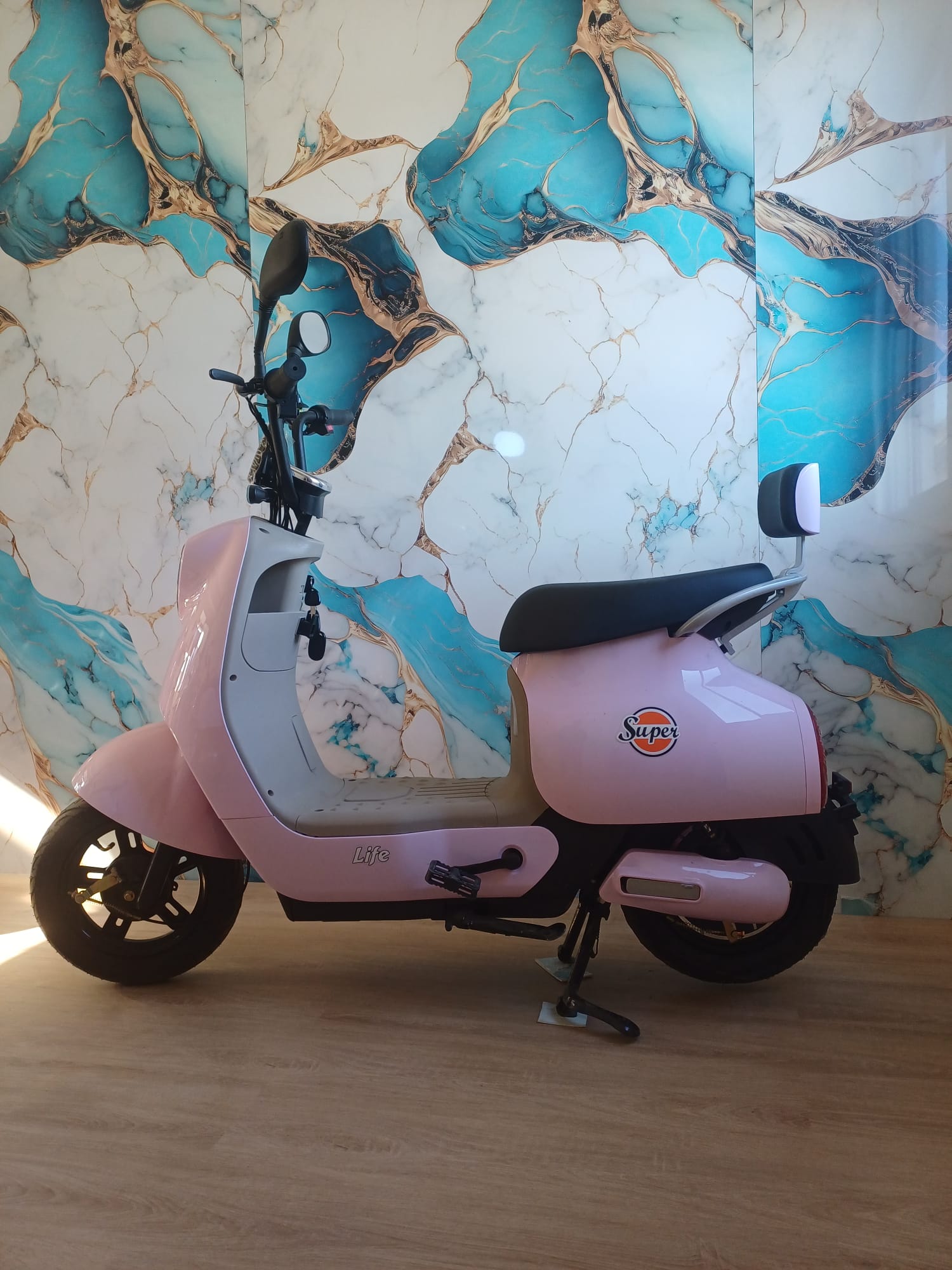 Q8 350W color rosa en exposición
